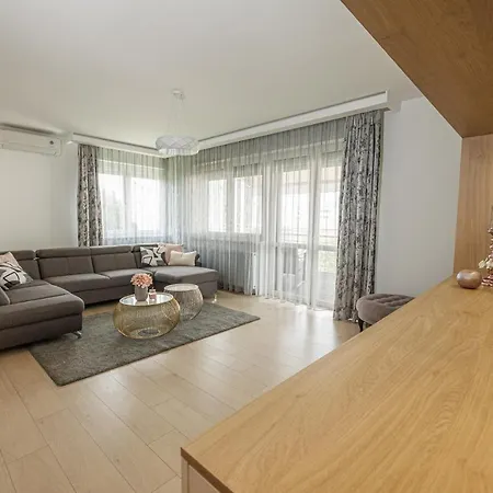 Penthouse Deluxe - Free Parking, Roof Garden Apartment *